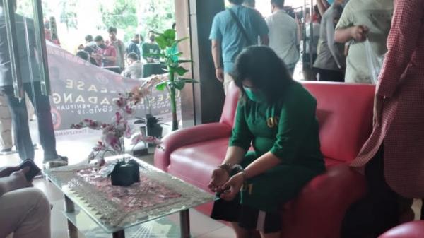 Pelaku Salah satu pelaku penipuan dan hipnotis yang mengaku Satgas Covid-19 Padang (Rus Akbar/iNews)