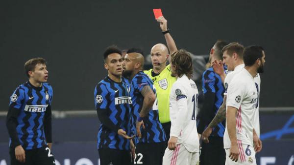 Gelandang Inter Milan Arturo Vidal (ketiga kiri) mendapat kartu merah saat menghadapi Real Madrid pada matchday keempat Grup B Liga Champions di Stadion Giuseppe Meazza, Kamis (26/11/2020) dini hari WIB. (Foto: REUTERS)