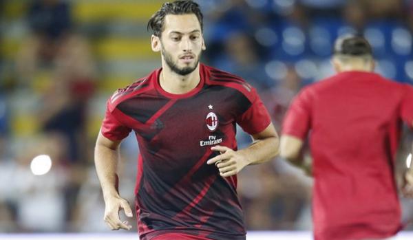 Gelandang AC Milan, Hakan Calhanoglu (Foto: Sempremilan)