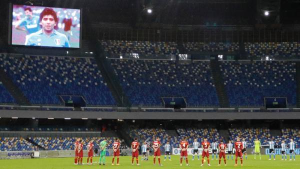 Napoli mengenang Maradona Sebelum laga Napoli versus AS Roma di Stadio San Paolo, Senin (30/11/2020) dini hari WIB, kedua tim lebih dulu mengheningkan cipta untuk menghormati Diego Maradona yang meninggal, Rabu (25/11/2020). (Foto: REUTERS)
