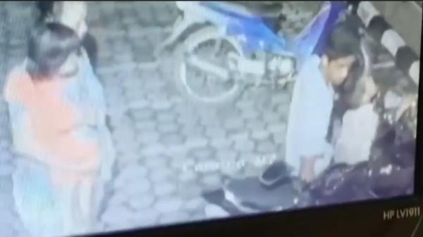 Pelaku saat beraksi mencuri ponsel sambil bawa anak istri (Budi Sunandar/iNews)