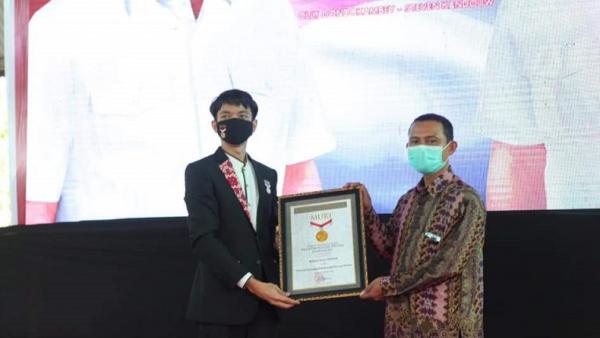 rekor muri untuk olly-steven2 Perwakilan MURI memberikan piagam MURI kepada Rekan ODSK. Olly Dondokambey dan Steven Kandouw berhasil mencatatkan nama di MURI, yaitu Testimoni Dukungan Politik Secara Nonstop Terlama. (Foto: Okezone/Subhan Sabu)