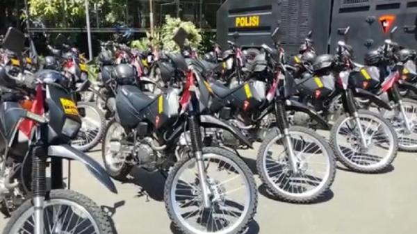 Motor Polisi Ruf Pengamanan di Polda Metro Jaya diperketat terkait pemanggilan Habib Rizieq Shihab, Selasa (1/12/2020). (Foto: Irfan Maruf/ iNews.id).