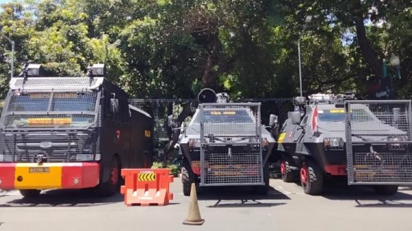 Rantis Polri Ruf Pengamanan di Polda Metro Jaya diperketat terkait pemanggilan Habib Rizieq Shihab, Selasa (1/12/2020). (Foto: Irfan Maruf/ iNews.id).
