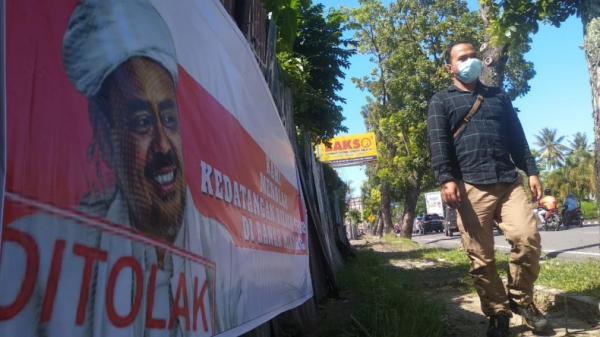 Rizieq-shihab Spanduk penolakan kedatangan Imam Besar Front Pembela Islam (FPI) Habib Rizieq di Kota Padang (Rus Akbar/Okezone)