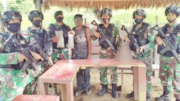 Satgas perbatasan amankan ganja Satgas Pamtas RI-PNG Yonif Mekanis Raider 413 Kostrad Pos Skofro Lama menggagalkan penyelundupan dua paket ganja seberat 1 kilogram (Puspen TNI)