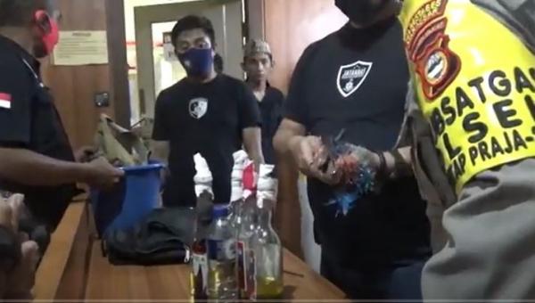 Massa Aliansi Masyarakat Cinta NKRI Kabupaten Cianjur berunjuk rasa menolak dan mengecam Habib Rizieq, Rabu (2/12/2020). (Foto: Istimewa)