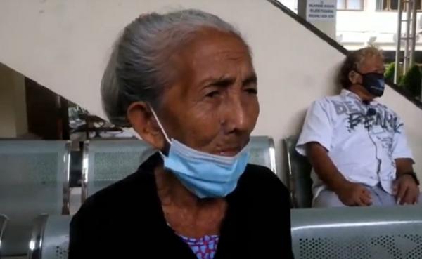 Nenek tersangka pemalsuan Nenek Ketut Reji (85) meminta persidangan kasusnya segera selesai. (iNews.id/Indira Arri(