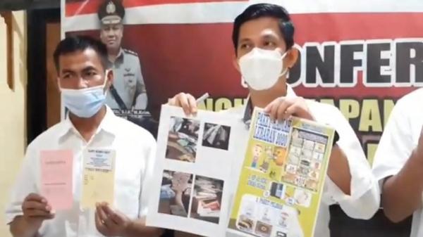 TIPU.JPG Kasatreskrim Polres Cianjur AKP Anton menunjukkan brosus penipuan dengan modus investasi bodong. (Foto: iNewsTv/M Andi Ichsyan)