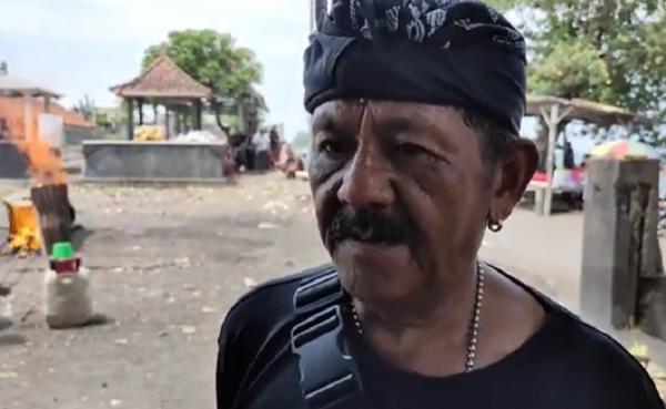 Ayu Wulantari Ayah Ketut Widarta, ayah selebgram Ayu Wulantari saat prosesi pemakaman di Singaraja, Buleleng, Bali, Kamis (3/12/2020). (iNews.id/Pande Wismaya)