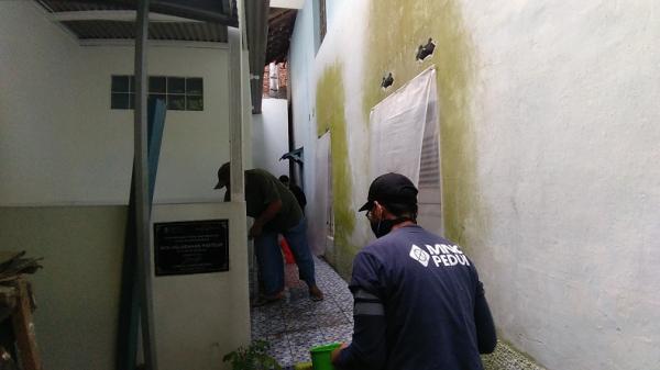 MNC Peduli memberikan bantuan pembangunan MCK di RT2, RW9, Kecamatan Sukajadi, Kecamatan Pasteur, Kota Bandung, Kamis (3/12/2020).  (Foto: SINDOnews/Arif Budianto)