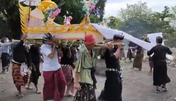 Pemakaman selebgram Ayu Wulantari di Singaraja, Buleleng, Bali, Kamis (3/12/2020). (iNews.id/Pande Wismaya)