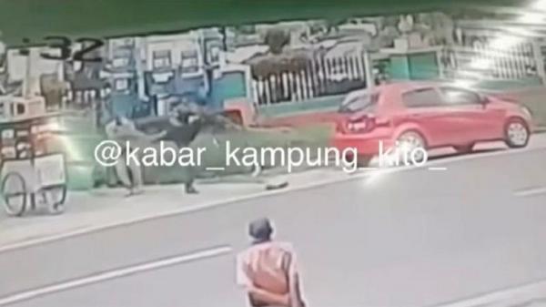 Tangkapan layar pedagang bakso di Jambi ditendang pengendara mobil hingga jatuh yang videonya viral di media sosial. (Foto: Instagram)