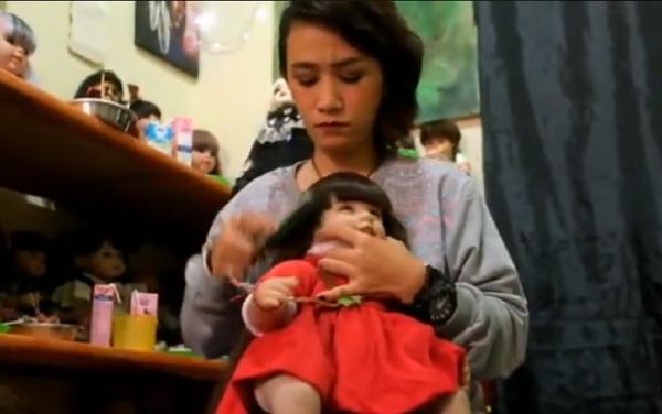 Perempuan bernama Queen Athena di Denpasar, Bali mengoleksi puluhan boneka arwah. (iNews.id/Indira Arri)