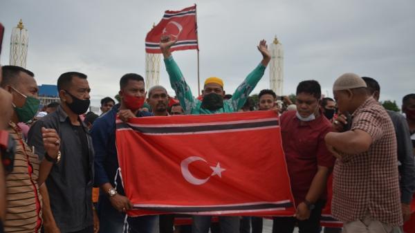 milad ke-44 gerakan aceh merdeka2 Massa dari berbagai daerah mengibarkan bendera bintang bulan di Masjid Raya Baiturrahman Banda Aceh, saat peringatan Milad ke-44 Gerakan Aceh Merdeka, Jumat (4/12/2020). (Foto: iNews/Taufan Mustafa)