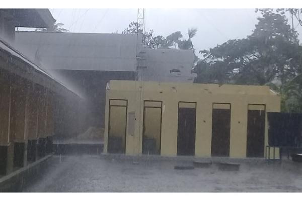 Atas barak merapi Atap barak Koripan, Sindumartani, Ngemplak, Sleman rusak tersapu angin saat hujan, Sabtu (5/12/2020) siang. (Foto : Dok BPBD Sleman)