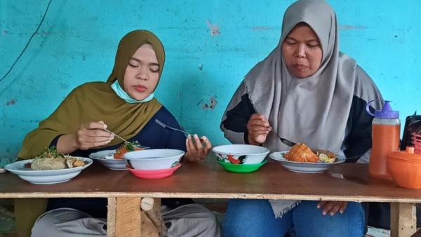 Pembeli bakso mercon ala Mbak Mona dari Bangka, Babel (Haryanto/iNews)