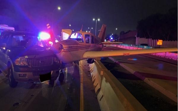 Pesawat mendarat darurat Pesawat bermesin tunggal mendarat darurat di jalan tol penghubung antar negara bagian di Minnesota, Amerika Serikat, Jumat (4/12/2020) malam waktu setempat. (foto: Ramsey County Deputy`s Federation)