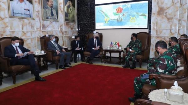 Panglima TNI Marsekal TNI Hadi Tjahjanto menerima kunjungan Penjabat Menhan AS Christopher C Miller di Subden Mabes TNI, Jakarta Pusat, Senin (7/12/2020).  (Foto: Puspen TNI).