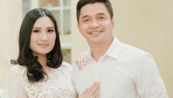 Adly Fairuz bersama istrinya Angbeen Rishi. (Foto: Instagram adlyfayruz)