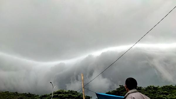 awan tsunami di maros2 Tangkapan layar penampakan awan hitam yang mirip gelombang tsunami di Pasar Tradisional Modern (Tramo) Kecamatan Turikale, Kabupaten Maros, Sulsel, Senin (7/12/2020).