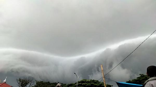 awan tsunami di maros3 Tangkapan layar penampakan awan hitam yang mirip gelombang tsunami di Pasar Tradisional Modern (Tramo) Kecamatan Turikale, Kabupaten Maros, Sulsel, Senin (7/12/2020).