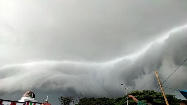 awan tsunami di maros4 Tangkapan layar penampakan awan hitam yang mirip gelombang tsunami di Pasar Tradisional Modern (Tramo) Kecamatan Turikale, Kabupaten Maros, Sulsel, Senin (7/12/2020).