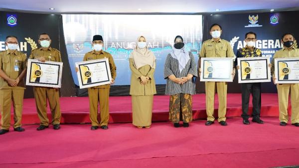 Kota Mataram kembali menerima penghargaan2 Kota Mataram kembali menerima penghargaan sebagai Badan Publik kabupaten/kota Informatif tahun 2020 dalam acara Anugerah Keterbukaan Informasi tahun 2020 yang diselenggarakan Komisi Informasi NTB, di Kantor Gubernur NTB, Senin (7/12/2020). (Istimewa)