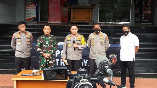 polisi tembak mati kelompok pendukung habib rizieq Kapolda Metro Jaya Irjen Pol Fadil Imran saat konferensi pers mengenai enam orang dari kelompok yang diduga pendukung Habib Rizieq Shihab ditembak mati polisi di Jalan Tol Jakarta Cikampek, Senin (7/12/2020). (Foto: Harits Tryan Akhmad)