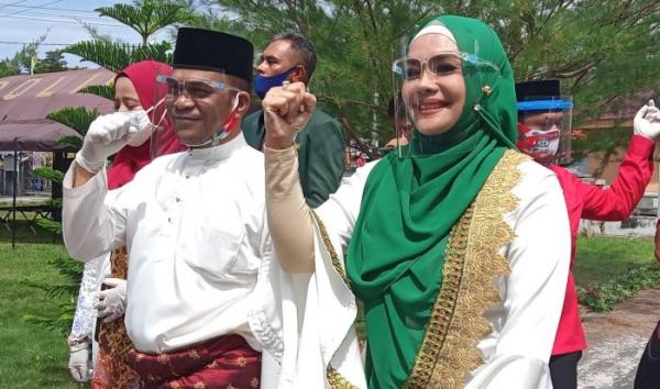 Pasangan Cabup-Cawabup Kaderismanto-Iyeth Bustami saat mendaftar maju Pilkada Bengkalis di KPU. (Foto: Okezone)