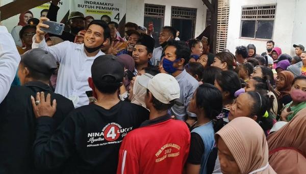Cawabup Indramayu Lucky Hakim2 Cawabup Indramayu Lucky Hakim saat menemui warga Indramayu, Jabar. (Foto: Instagram luckyhakimofficial)