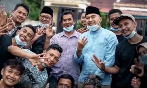 David Chalik berfoto bersama pendukung di Pilkada Bukittinggi 2020. (Foto: Instagram)