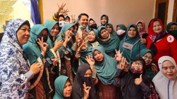 Sahrul Gunawan bersama ibu-ibu. (Foto: Instagram)