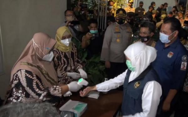 Khofifah Cek TPS Malang 2 Gubernur Jawa Timur Khofifah Indar Parawansa melakukan pengecekan kesiapan TPS di Kabupaten Malang, Selasa (8/12/2020. (iNews.id/Deni Irwansyah)