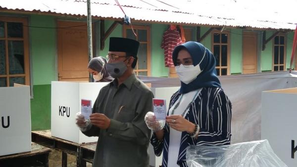 Pemungutan Suara saat Pilkada Kota Mataram4 Pemungutan Suara saat Pilkada Kota Mataram berlangsung dengan menerapkan protokol kesehatan, termasuk di TPS para calon kepala daerah mencoblos, Rabu (10/12/2020). (Foto: Pemko Mataram)