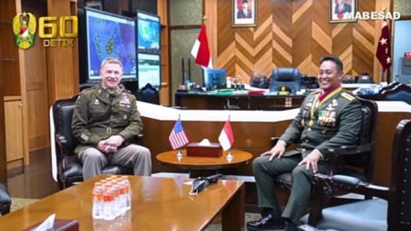 KSAD Jenderal TNI Andika Perkasa (kanan) menerima kunjungan KSAD AS Jenderal James C McConville di Mabesad, Jakarta, belum lama ini. (Foto: Dispenad).