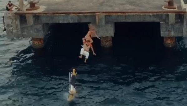 blogger rusia nyebur ke laut bali2 Tangkapan layar video aksi seorang blogger Rusia dan teman perempuannya terjun ke laut dengan sepeda motor ke laut Bali. (Instagram)