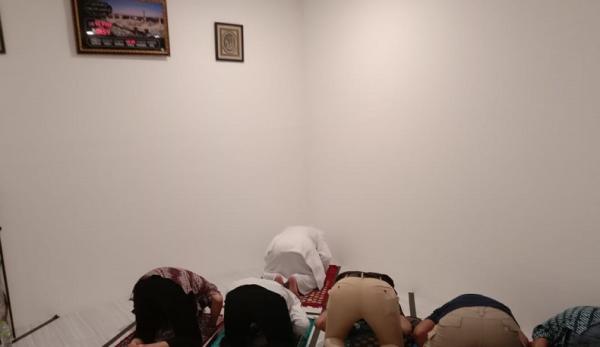 Habib Rizieq sholat Habib Rizieq menjadi imam sholat di sela pemeriksaan polisi. (Foto ist).