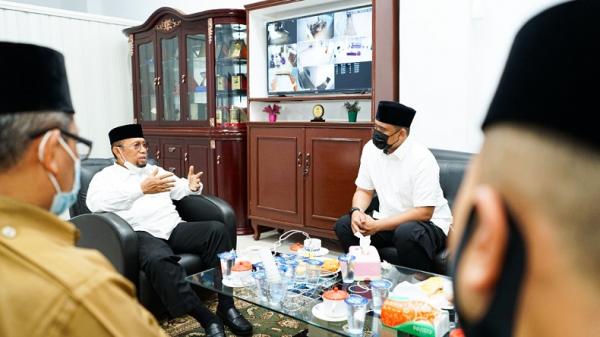 Bobby nasution temui ulama2 Calon Wali Kota Medan Nomor Urut 2, Muhammad Bobby Afif Nasution menemui sejumlah tokoh agama dan ulama usai dinyatakan menang dalam quick count Pilkada Medan yang digelar sejumlah lembaga survei. (Foto: Istimewa)