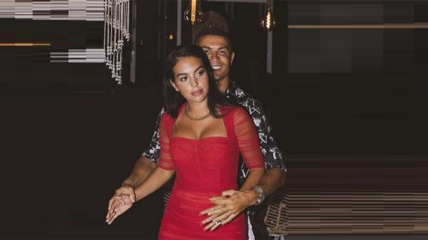 Cristiano Ronaldo Georgina Rodriguez Cristiano Ronaldo dan Georgina Rodriguez kerap mengumbar kemesraannya di media sosial. (Foto: Instagram @georginagio)