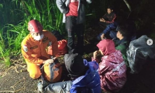 Pendaki tersesat gunung agung Bali Tim SAR menemukan empat pendaki Gunung Agung Bali yang tersesat, Minggu (13/12/2020). (Foto: Basarnas Bali