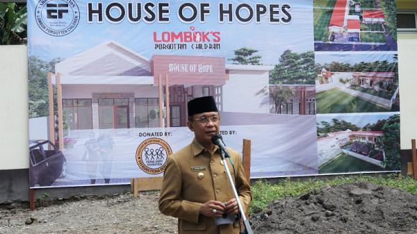 rumah singgah di mataram3 Acara peletakan batu pertama pembangunan rumah singgah atau house of hope di Turide Barat, Kelurahan Turide, Kecamatan Sandubaya, Kota Mataram, NTB. (Foto: Pemkot Mataram)