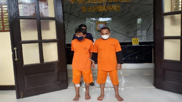 TERSANGKA GEMBOs.JPG Tersangka pencuri uang nasabah dengan modus gembos ban, Zulkifli dan Hasbullah. (Foto: iNews.id/Agus Warsudi)