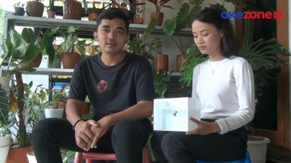 IKAN CUPANG2.JPG Rizki dan istri Indri menunjukkan ikan cupang Blue Rim yang jadi mahar pernikahan. (Foto: Okezone)