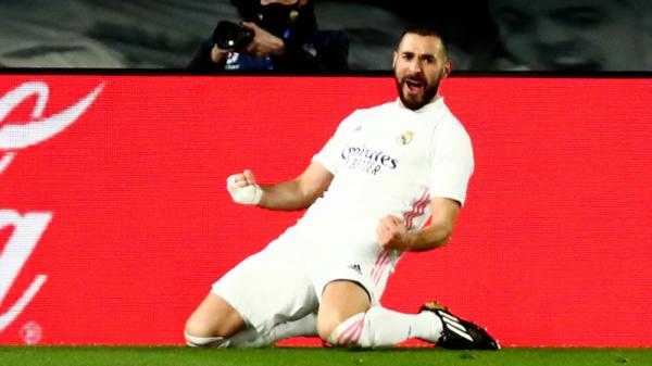 Striker Real Madrid Karim Benzema merayakan golnya ke gawang Athletic Bilbao pada lanjutan Liga Spanyol di Estadio Alfredo di Stefano, Rabu (16/12/2020) dini hari WIB. (Foto: REUTERS)