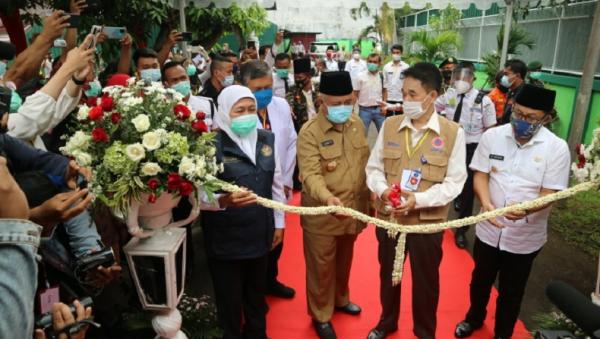 rs lapangan covid-19 kota malang2 Gubernur Jawa Timur (Jatim) Khofifah Indar Parawansa meresmikan Rumah sakit (RS) Lapangan Idjen Boulevard untuk pasien Covid-19, Rabu (16/21/2020). (Foto: Okezone/Avirista Midaada)