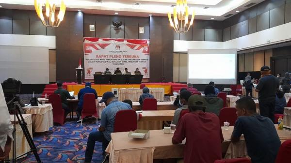 Sejumlah Komisioner KPU Kota Ternate2 Sejumlah Komisioner KPU Kota Ternate membacakan hasil akhir rekapitulasi penghitungan suara Pilwali Kota Ternate, Rabu (16/9/2020). (Foto: iNews/Dedi F Delano)