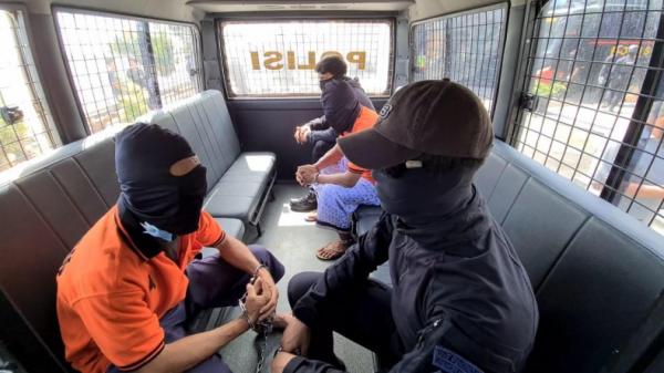 Dua terduga teroris Upik dan Zulkarnain dibawa dari Lampung ke Jakarta (Istimewa)