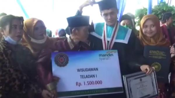 Wisuda Jefri, mahasiswa asal Lampung Utara yang menggendong ayahnya saat hadiri wisuda (Jimi Irawan/iNews)