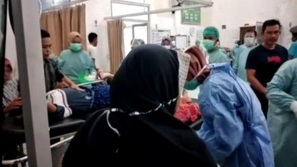 keracunan massal tanggamus Suasana UGD RSUD Batin Mangunang yang banyak menangani pasien keracunan massal. (foto: iNews/Indra Siregar)